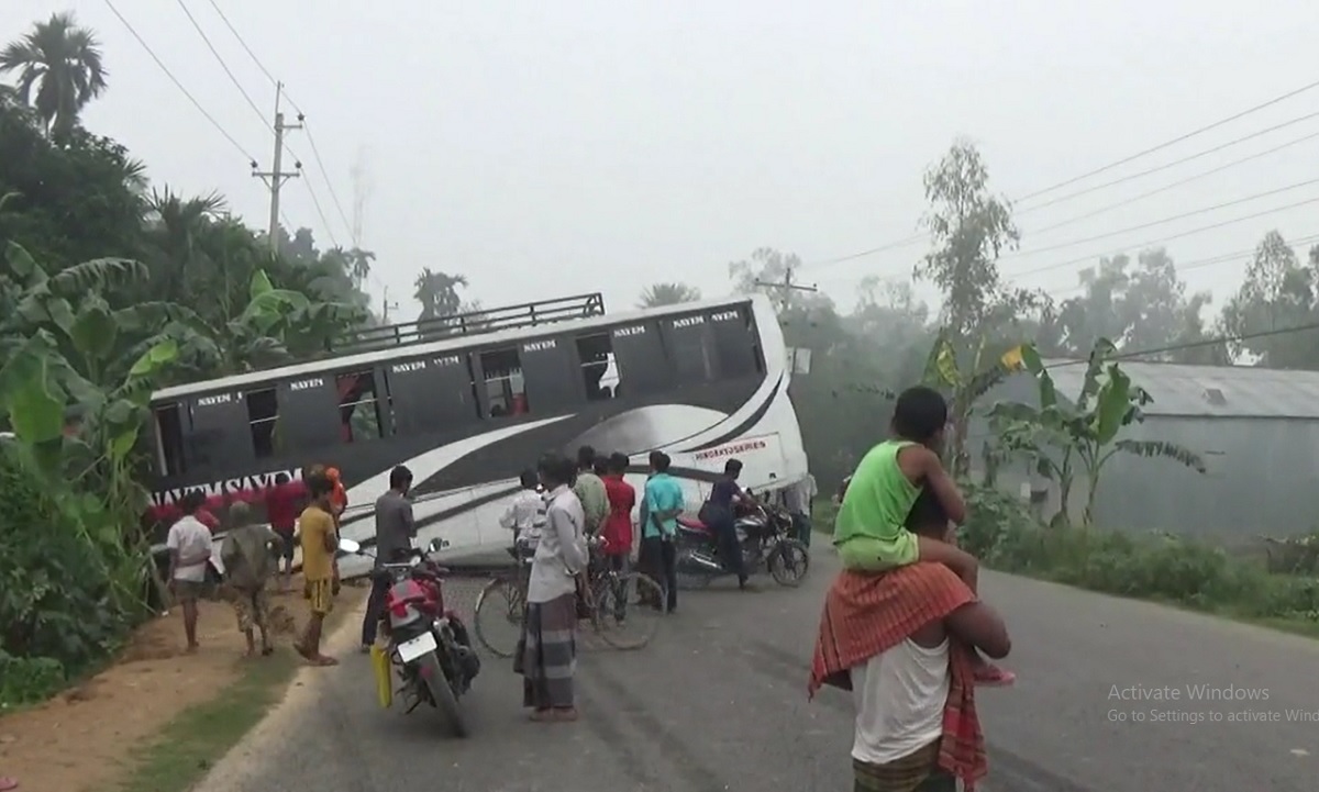 বাস নিয়ন্ত্রণ হারিয়ে পুকুরে, আহত ২৮