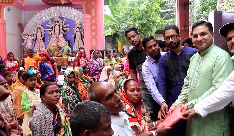 পাবনায় ভারতীয় সহকারী হাইকমিশনারের মন্দির পরিদর্শন ও দুস্থদের মাঝে বস্ত্রবিতরণ