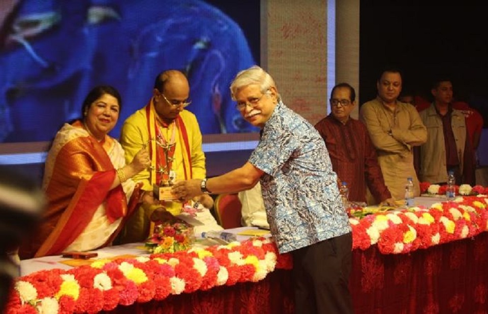 ১২ গুনীজনকে সম্মামনা দিলো গুলশান-বনানী সার্বজনীন পূজা ফাউন্ডেশন