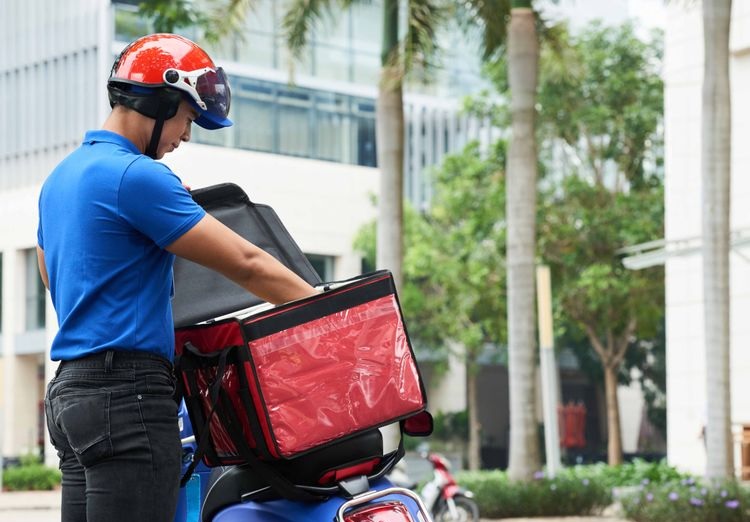 ডেলিভারি বয় মুসলিম হওয়ায় খাবার নিলেন না ভারতীয় গ্রাহক!