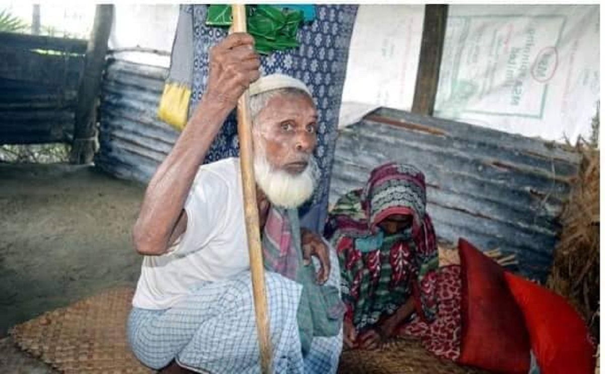 পাঁচ সন্তান থাকতেও বৃদ্ধ বাবা মায়ের শেষ ঠিকানা অন্যের গোয়াল ঘরে