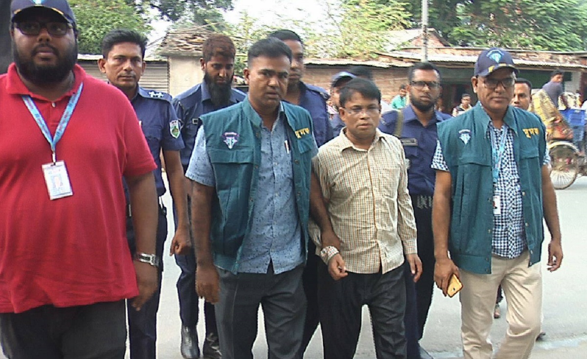 ১৪৩ টাকার খাজনা জমা নিতে ১৩ হাজার টাকা ঘুষ!