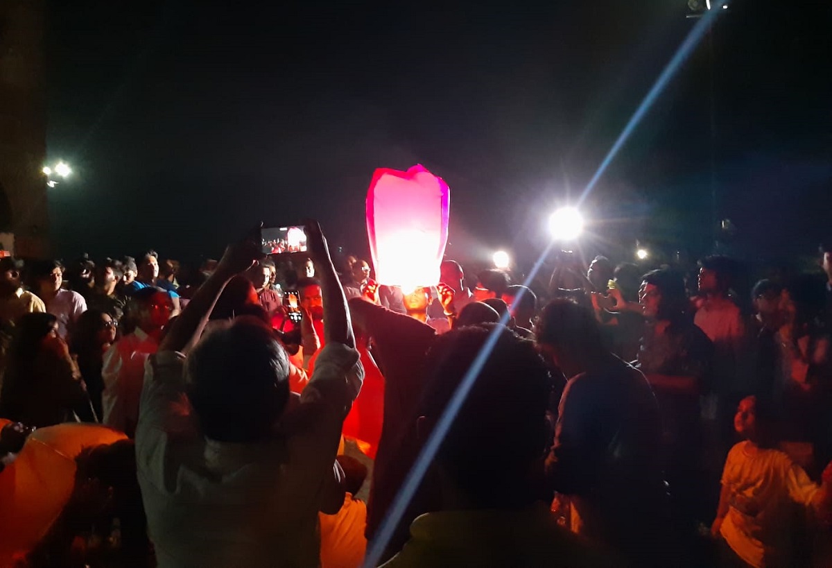 জাবিতে ফানুস উড়িয়ে প্রতিবাদ