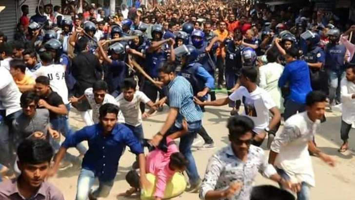 ছাত্রলীগের দু’গ্রুপের মারমুখী অবস্থান, পুলিশের লাঠিচার্জে আহত ৩০