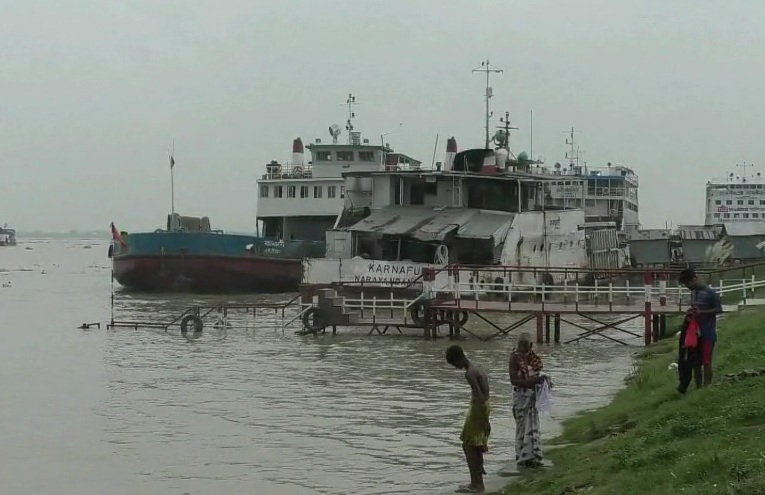 শিমুলিয়া-কাঠালবাড়ি নৌরুটে ফেরি চলাচল বন্ধ