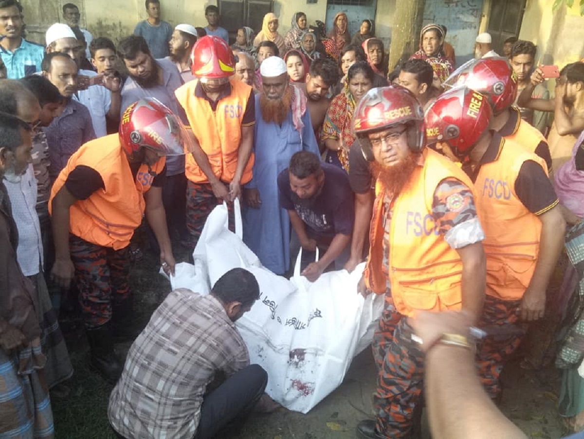 ফুটপাতে দাঁড়িয়ে থাকা ২ পদচারীকে চাপা দিলো বাস