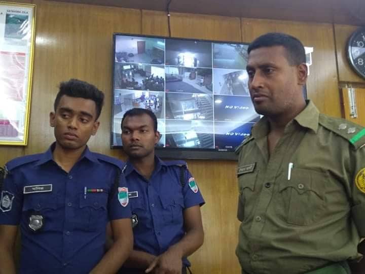 ঘুষ গ্রহণের সময় হাতেনাতে আনসার সদস্য আটক