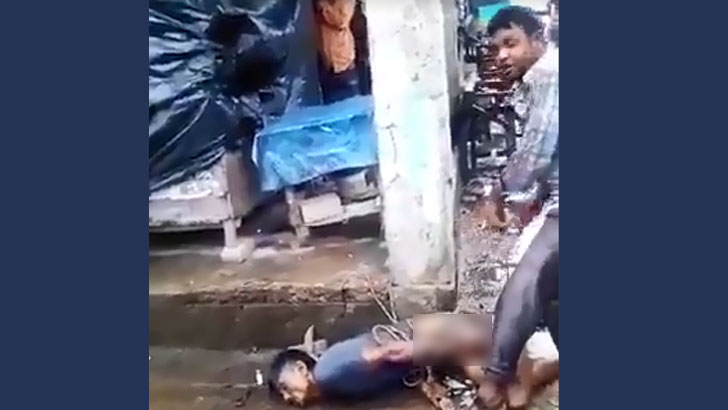 সন্তানের সামনে বাবার ওপর বর্বরতা, ভিডিও ভাইরাল