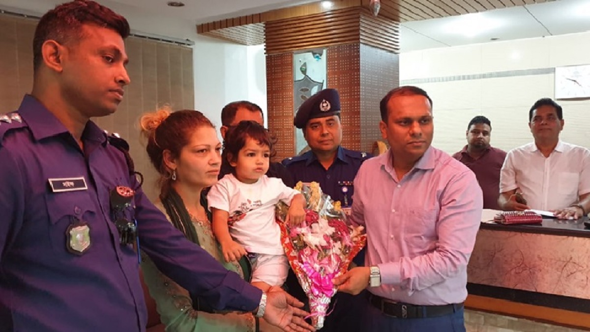 সন্তানের স্বীকৃতি পেতে কুমিল্লায় ডেনমার্কের নারী