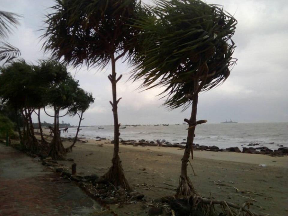 বাংলাদেশ উপকূলে পৌঁছেছে ঘূর্ণিঝড় বুলবুল
