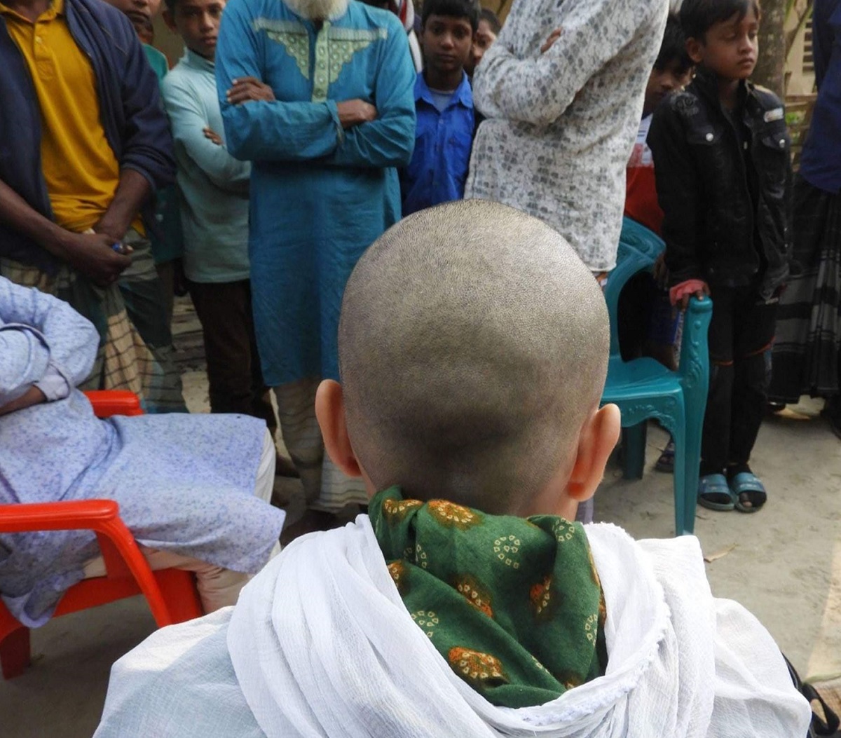 আচারের বোতল ভেঙে ফেলায় স্ত্রীর মাথা ন্যাড়া করলেন স্বামী