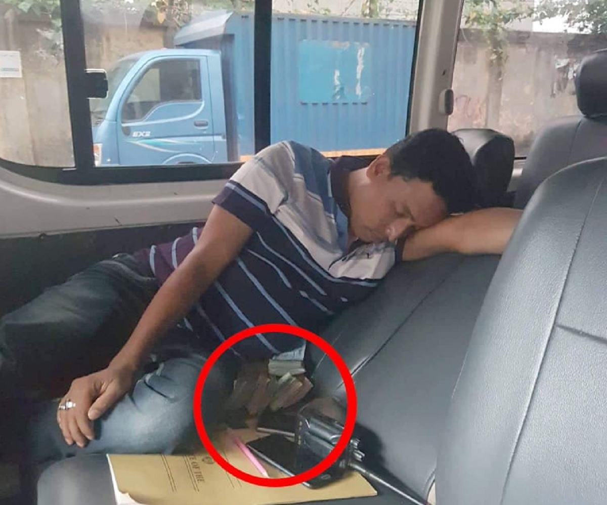 টাকার উপর ঘুমাচ্ছেন ডিবি কর্মকর্তা!