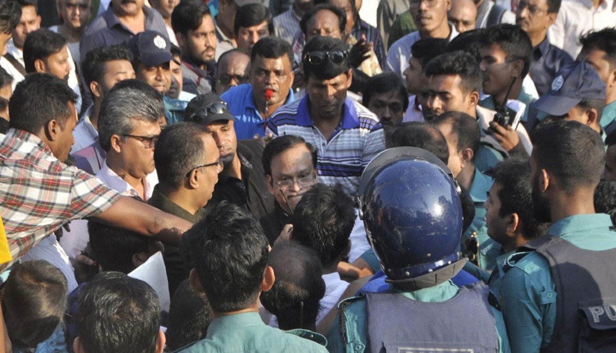 ব্যানারে নাম না থাকায় কাউন্সিলরকে পেটালেন হাজী সেলিম