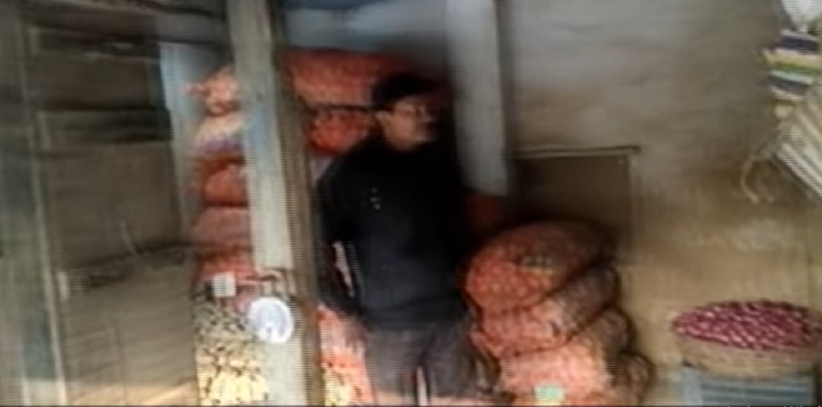 দোকানের তালা ভেঙে পেঁয়াজ চুরি!