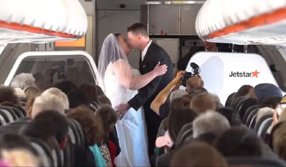এয়ারপোর্টে দেখা, বিমানে বিয়ে!