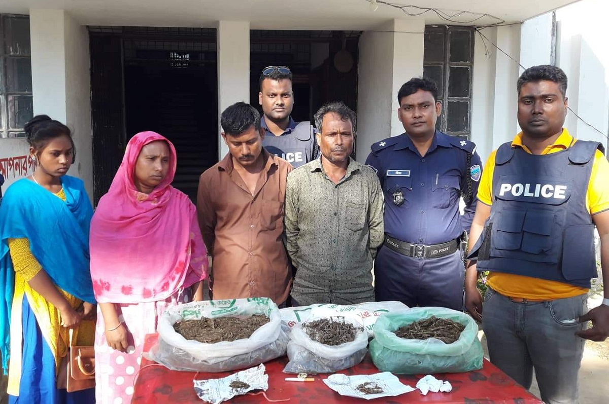 দীঘিনালায় গাঁজাসহ মা-মেয়ে আটক