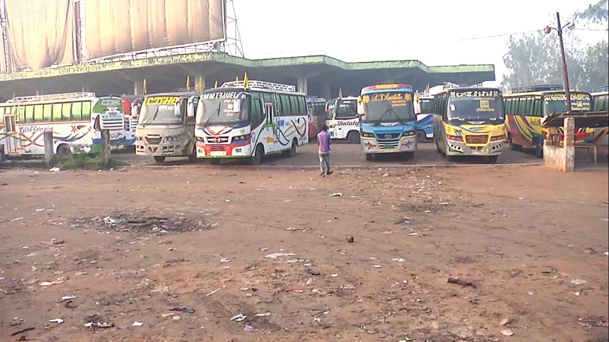 একদিন বন্ধ থাকার পর বগুড়ায় আন্তঃজেলা রুটে বাস চলাচল শুরু