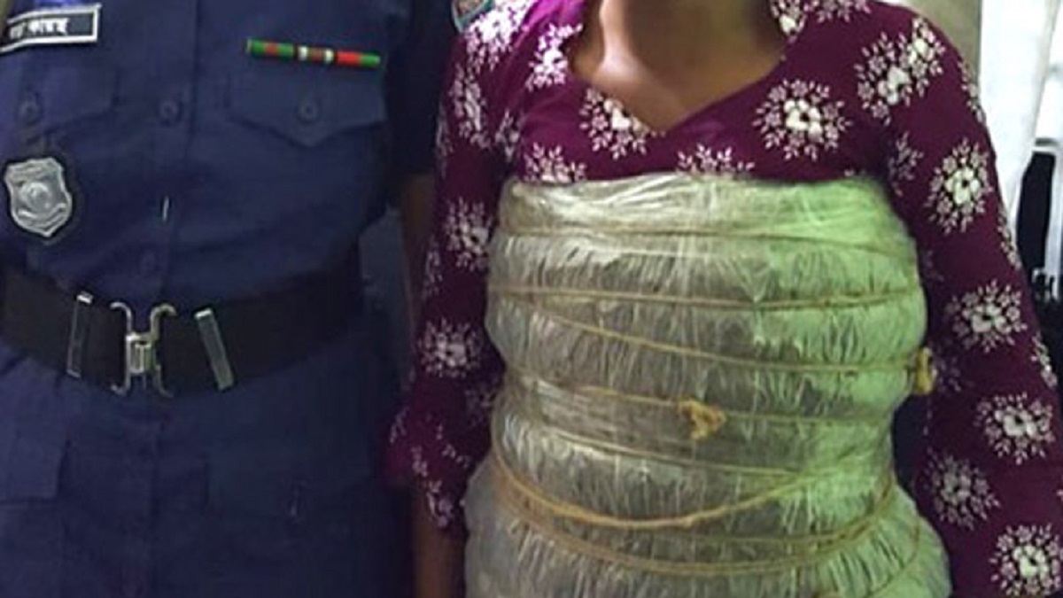 অভিনব পন্থায় গাঁজা পাচারের সময় আটক ২ নারী