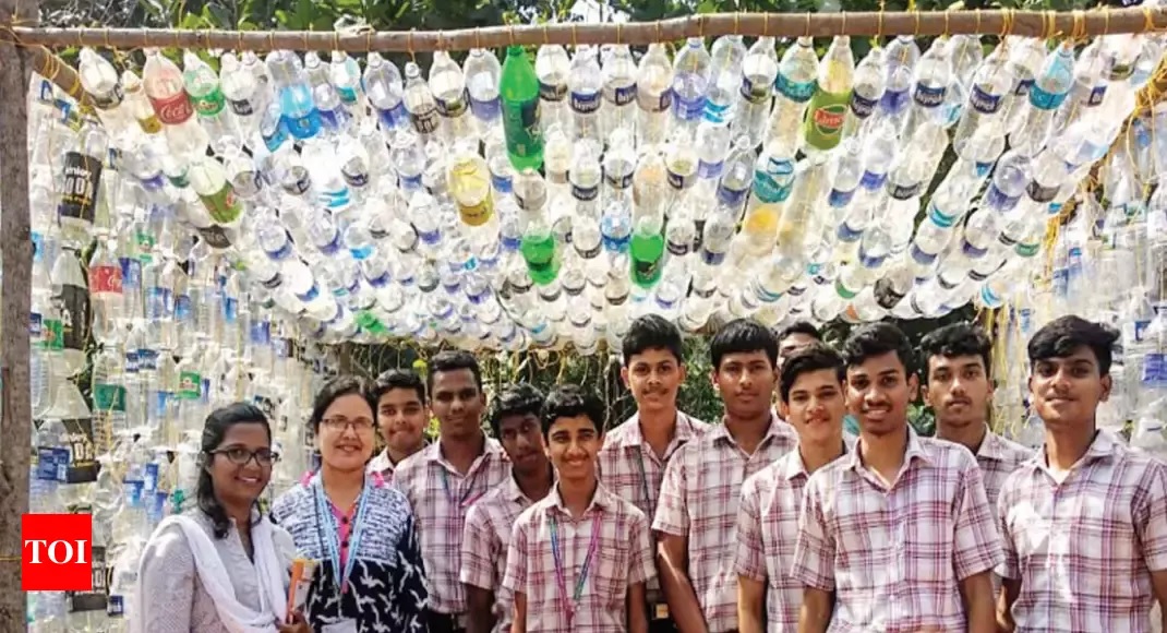 দাঁড়ানোর জায়গা নেই, তাই প্লাস্টিকের বোতল দিয়ে যাত্রী ছাউনি বানাল শিক্ষার্থীরা