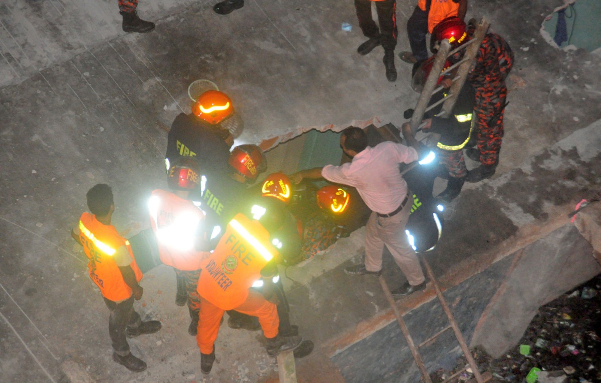 ধসে পড়েছে ৪ তলা ভবন, নিহত অন্তত ১