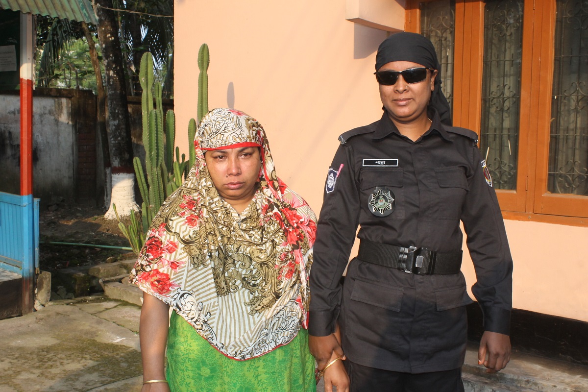 কুমিল্লায় ইয়াবাসহ নারী মাদক ব্যবসায়ী গ্রেফতার