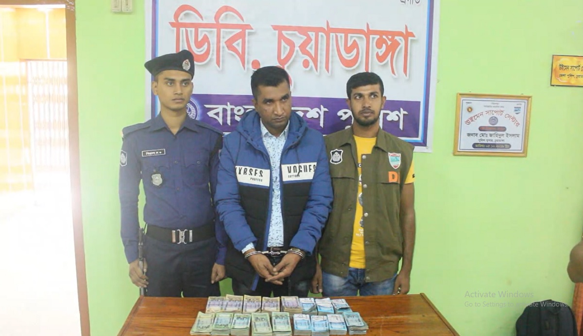 চাকরি দেয়ার নামে প্রতারণা, ৯ লাখ টাকাসহ ভুয়া মেজর আটক