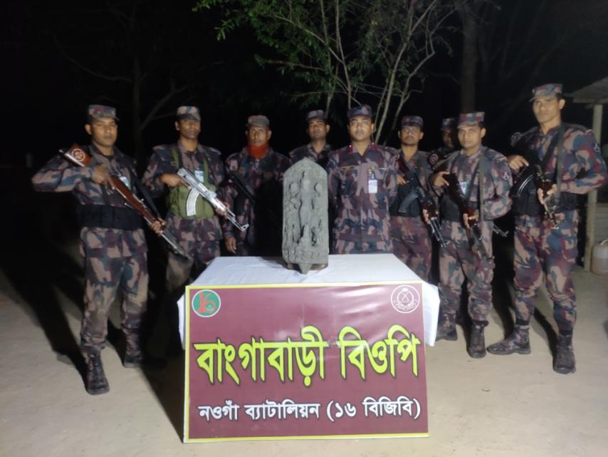 নওগাঁয় কষ্টি পাথরের মূর্তি উদ্ধার