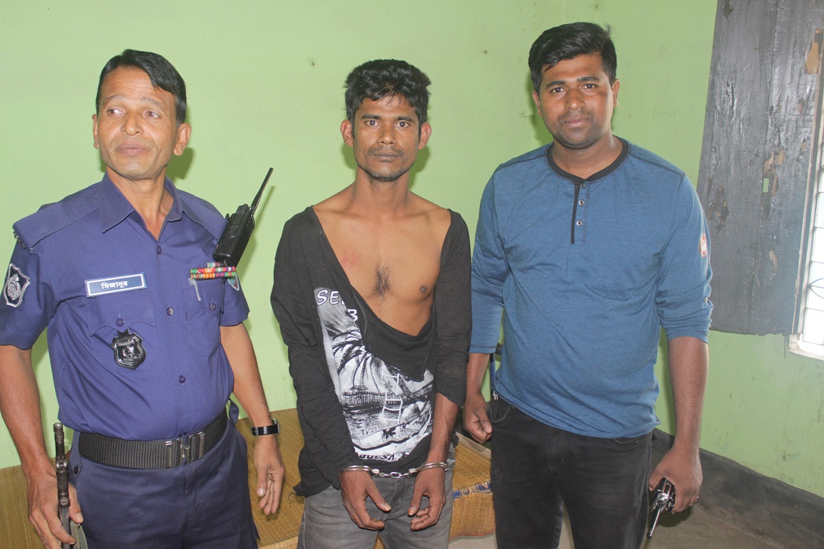 গোসলের ভিডিও ধারণ করে মেয়েকে ব্ল্যাকমেইল, প্রতিবাদ করায় প্রাণ গেল পিতার