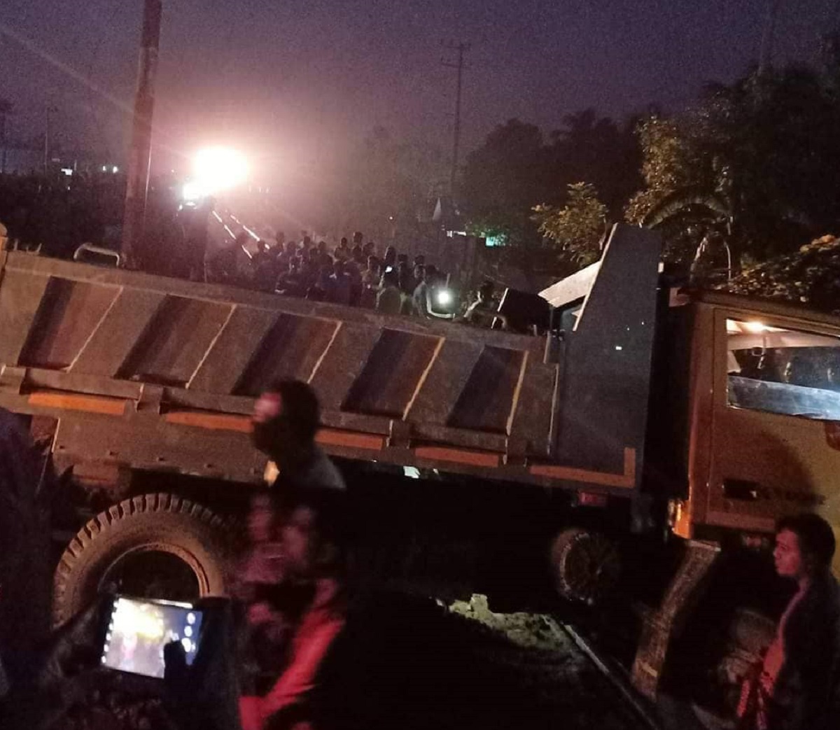 ক্রসিংয়ে মাটিভর্তি ট্রাক বিকল, গেইটম্যানের বুদ্ধিতে রক্ষা পেল চট্টলা এক্সপ্রেস