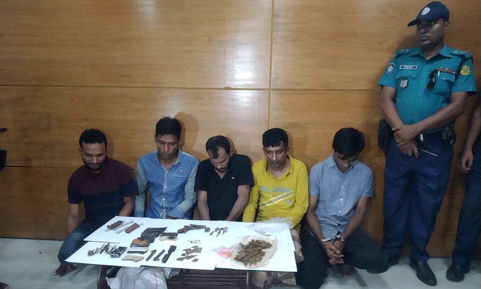 চট্টগ্রামে অস্ত্র ও মাদকসহ ৫ জন আটক