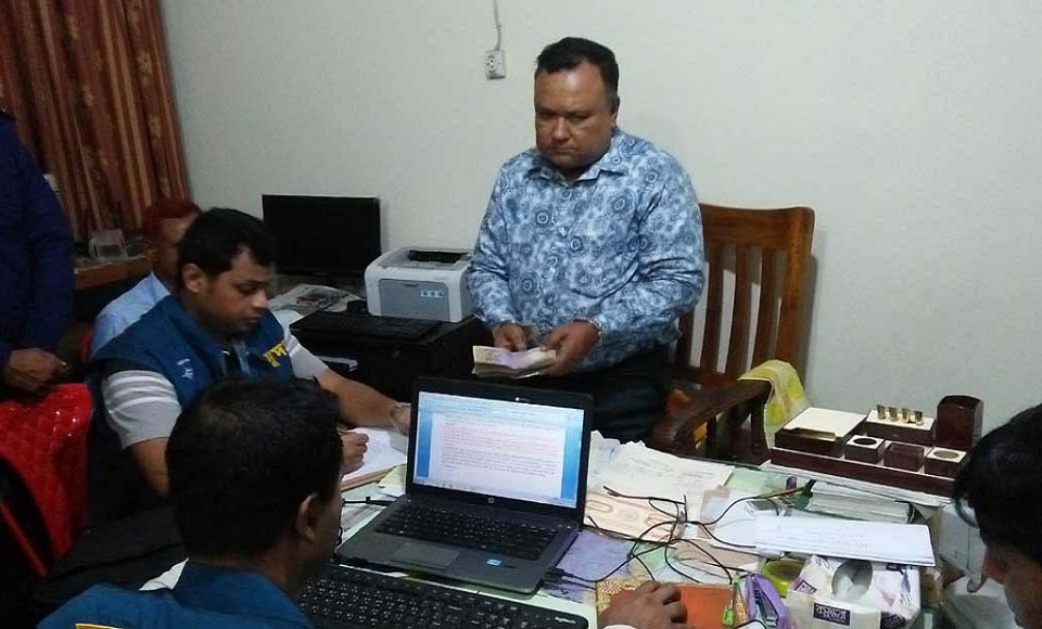 ঘুষের টাকাসহ গ্রেপ্তার উপজেলা সাব-রেজিস্ট্রারের ২ দিনের রিমান্ড