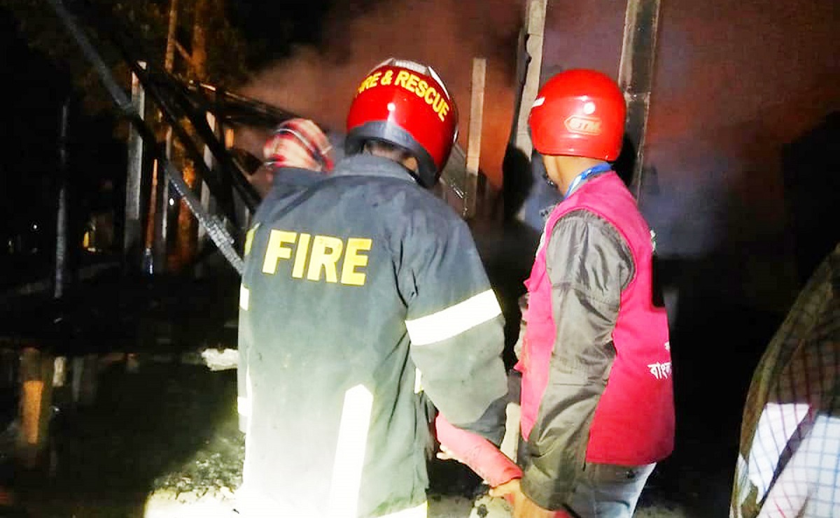 কুড়িগ্রামে আগুনে ৬ পরিবারের ১৭ ঘর পুড়ে ছাই