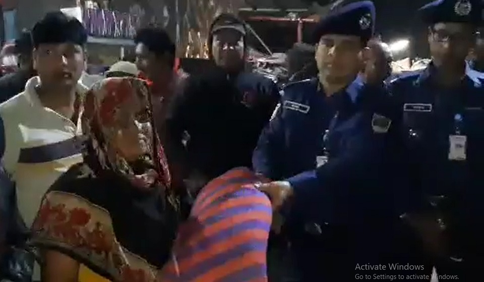 চুয়াডাঙ্গায় শীতার্তদের মাঝে জেলা পুলিশের শীতবস্ত্র বিতরণ