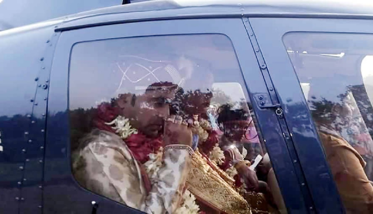 হেলিকপ্টারে চড়ে বিয়ে করতে গেলেন ইউনিয়ন ছাত্রলীগ সভাপতি