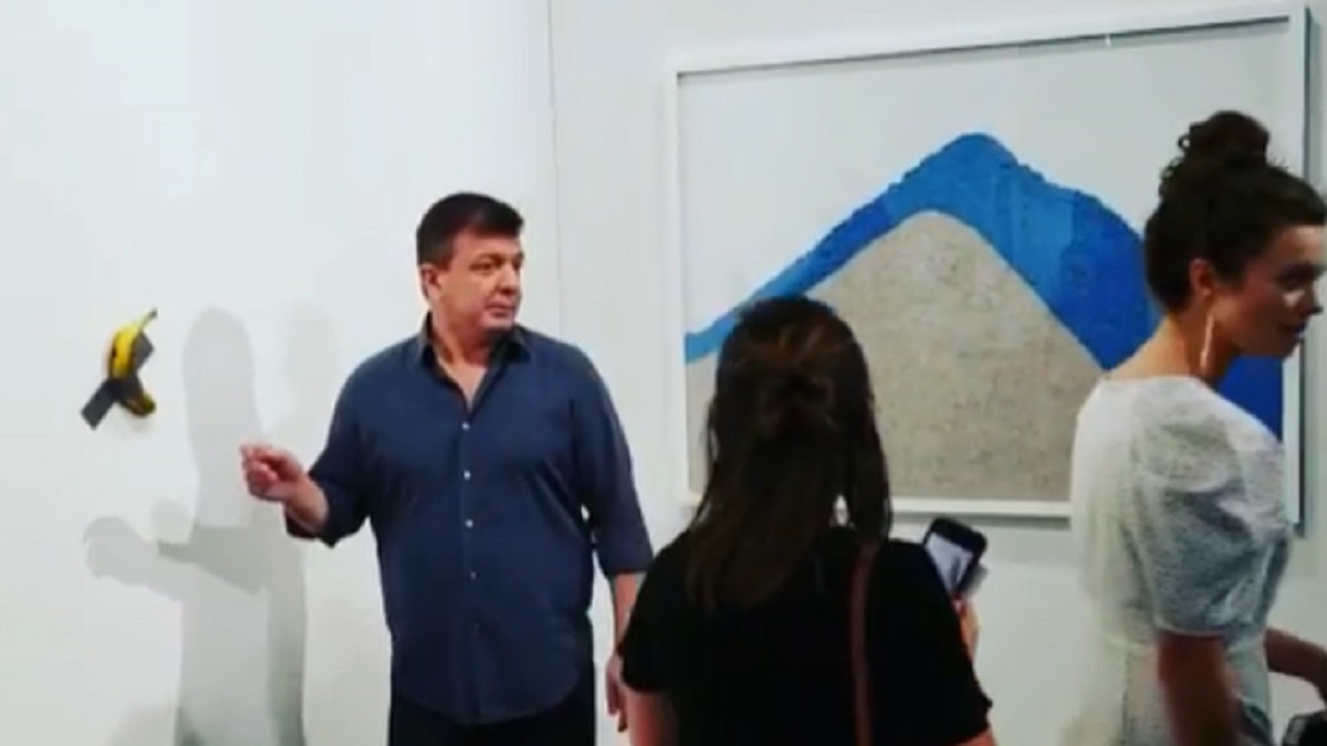 কোটি টাকার কলা খেয়ে ফেললেন ক্ষুধার্ত শিল্পী