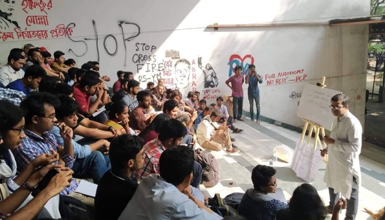 সিঁড়িতেই ক্লাস নিলেন ঢাবি শিক্ষক ড. রুশাদ ফরিদী