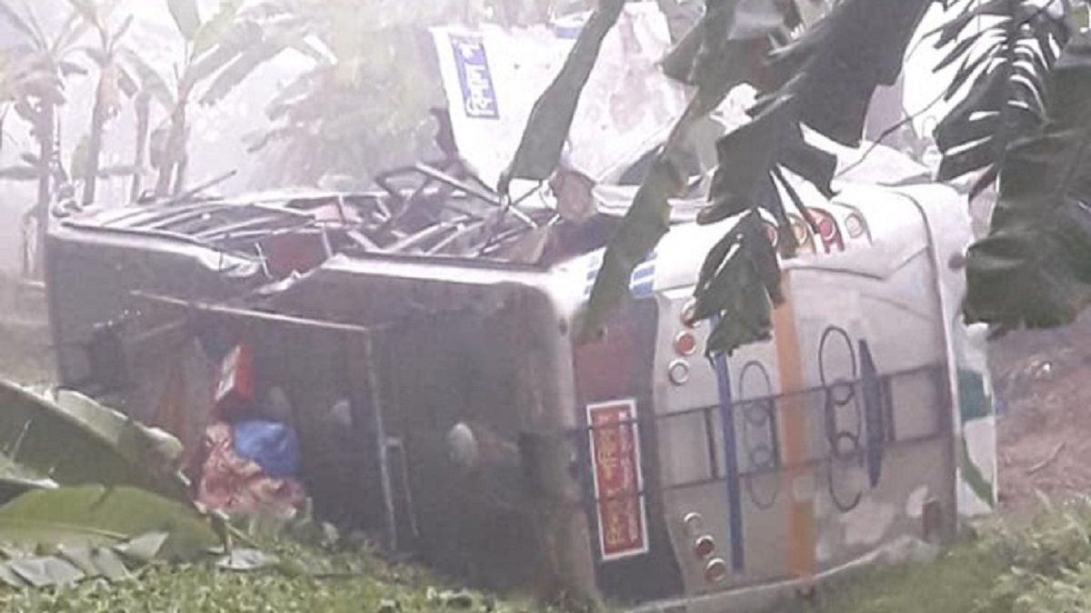 বাস খাদে পড়ে নারীসহ ২ জনের মৃত্যু