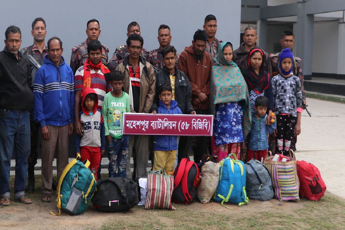 মহেশপুর সীমান্তে অনুপ্রবেশের সময় আটক ১৩