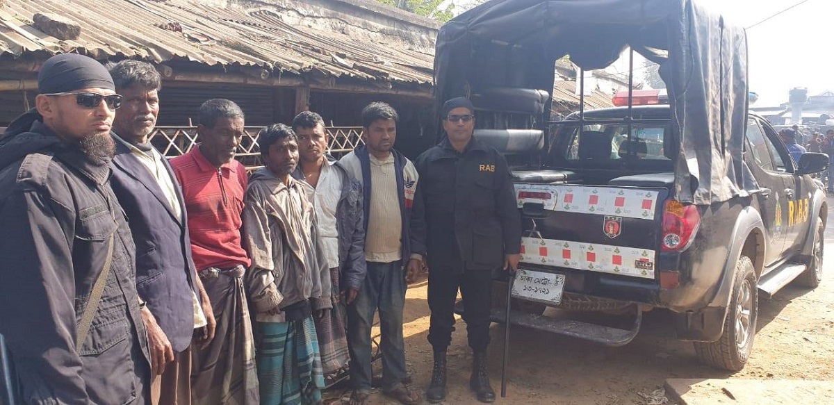 ট্রেনের জ্বালানি তেলসহ ৫ চোরাকারবারি গ্রেফতার