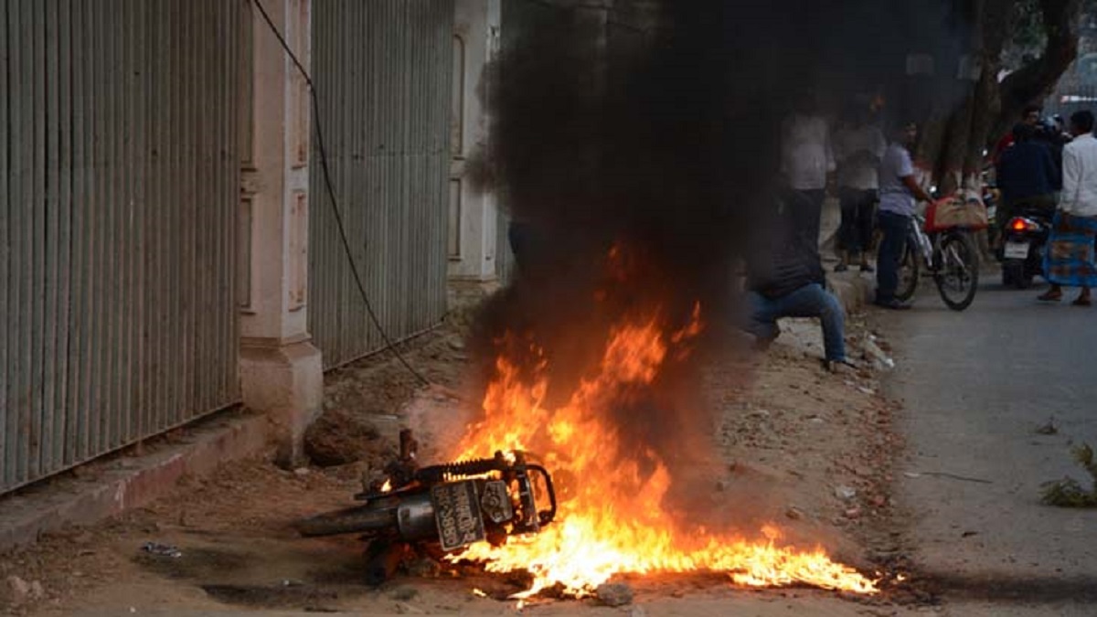 হাইকোর্টের সামনে মোটরসাইকেলে আগুন: ফখরুলসহ ১৩৫ জনের বিরুদ্ধে মামলা