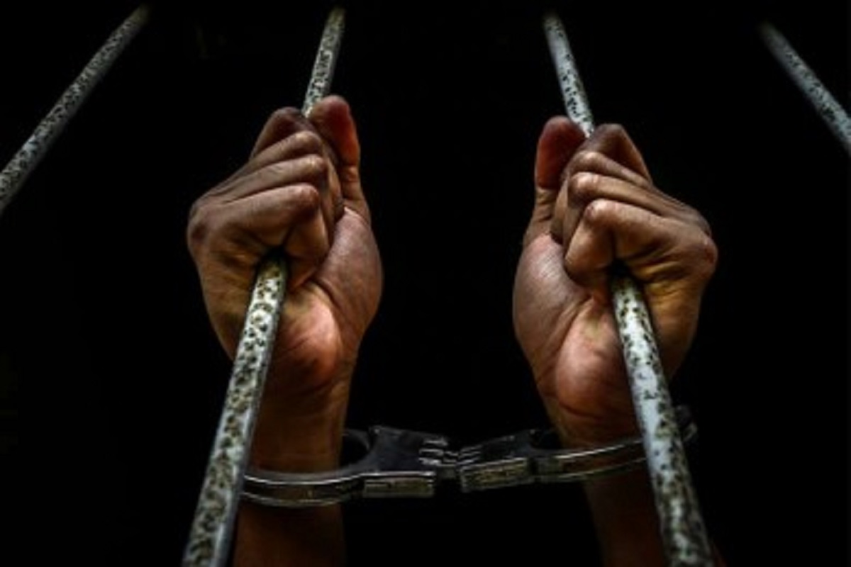 বিয়ের লোভ দেখিয়ে আসামি ধরলো নারী পুলিশ