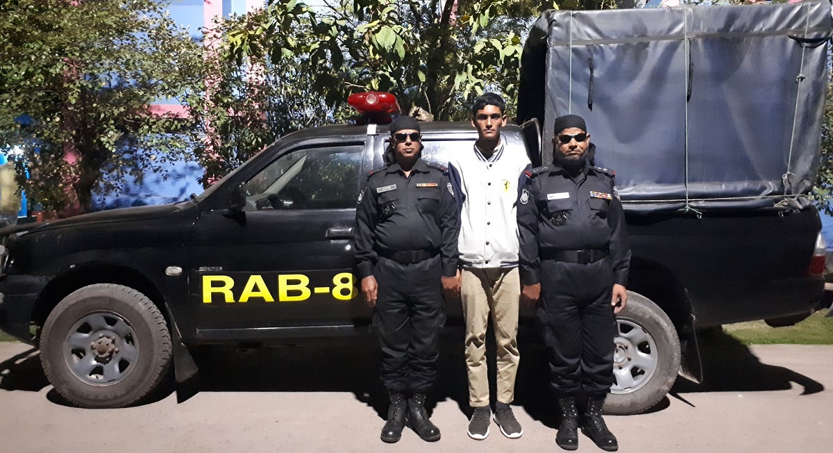 মাদ্রাসাছাত্রীর অশ্লীল ছবি ফেসবুকে দেয়ায় যুবক গ্রেফতার