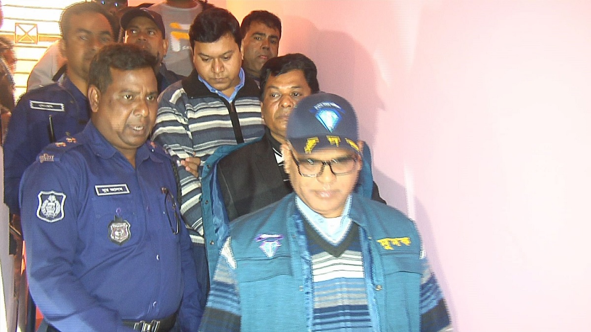 বগুড়ায় ঘুষের টাকাসহ সহকারী কর কমিশনার আটক