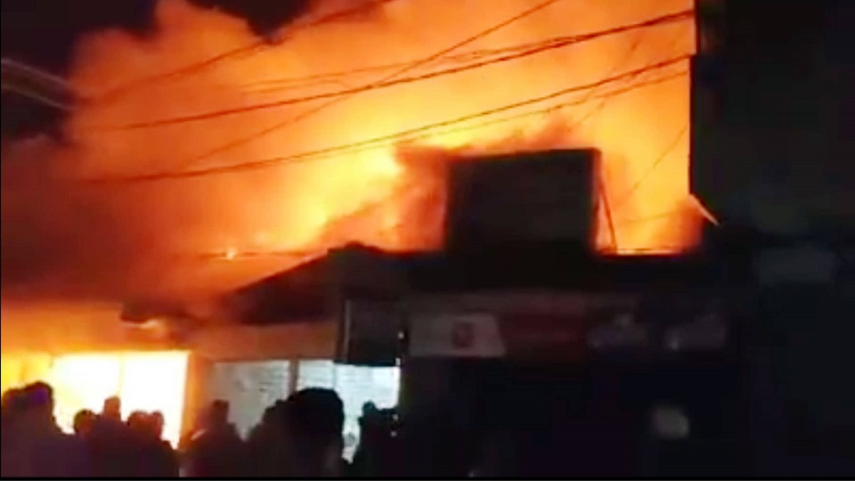 নোয়াখালীর বেগমগঞ্জে অগ্নিকান্ডে ৭টি দোকান পুড়ে ছাই