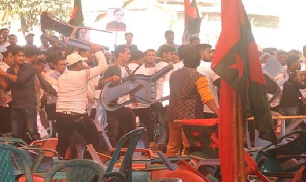 চট্টগ্রাম উত্তর জেলা আওয়ামী লীগের সম্মেলনে চেয়ার ছোড়াছুড়ি