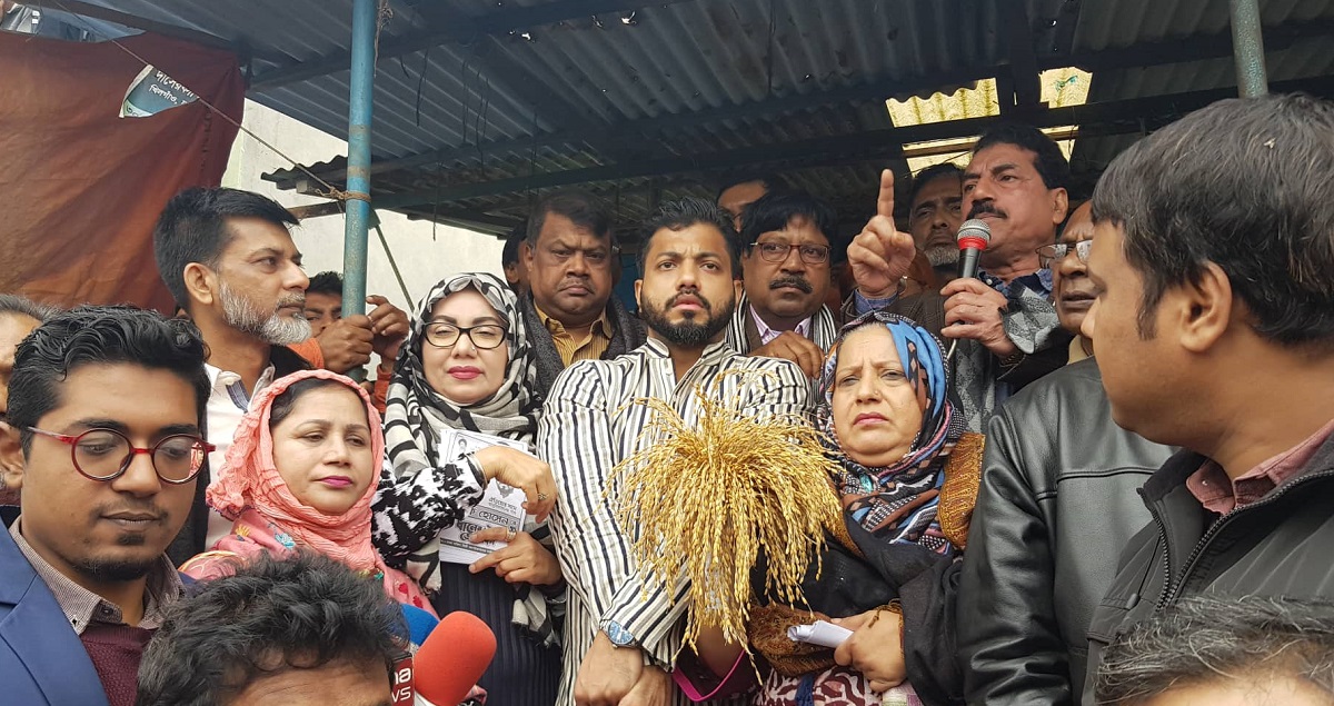 পোস্টার লাগাতে বাধা ও ছিঁড়ে ফেলা হচ্ছে: ইশরাক