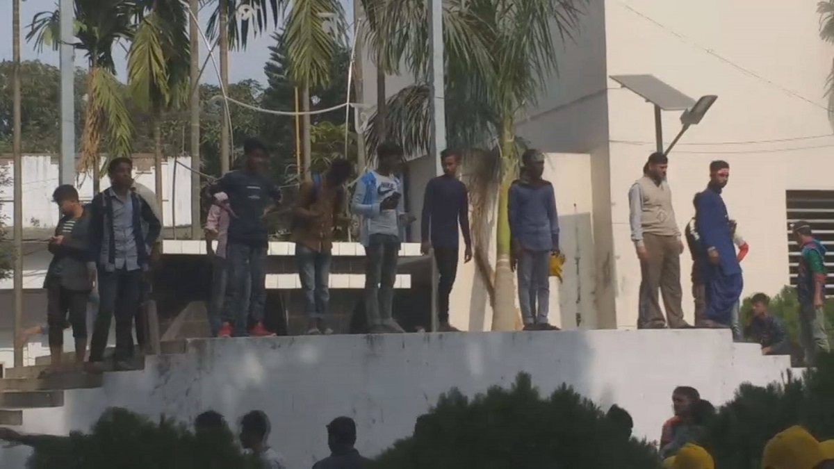 শহীদ মিনারে জুতা পায়ে ছাত্রদল নেতাকর্মী, নামতে বলায় পুলিশের ওপর হামলা