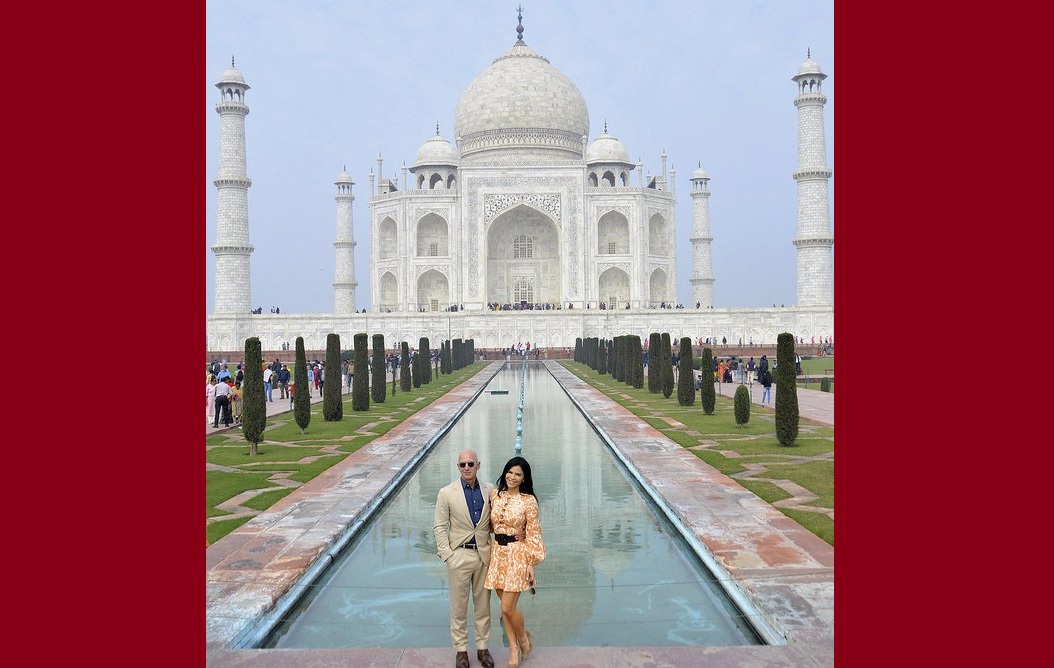 বান্ধবীকে নিয়ে প্রেমের তাজমহলে আমাজন সিইও বেজোস