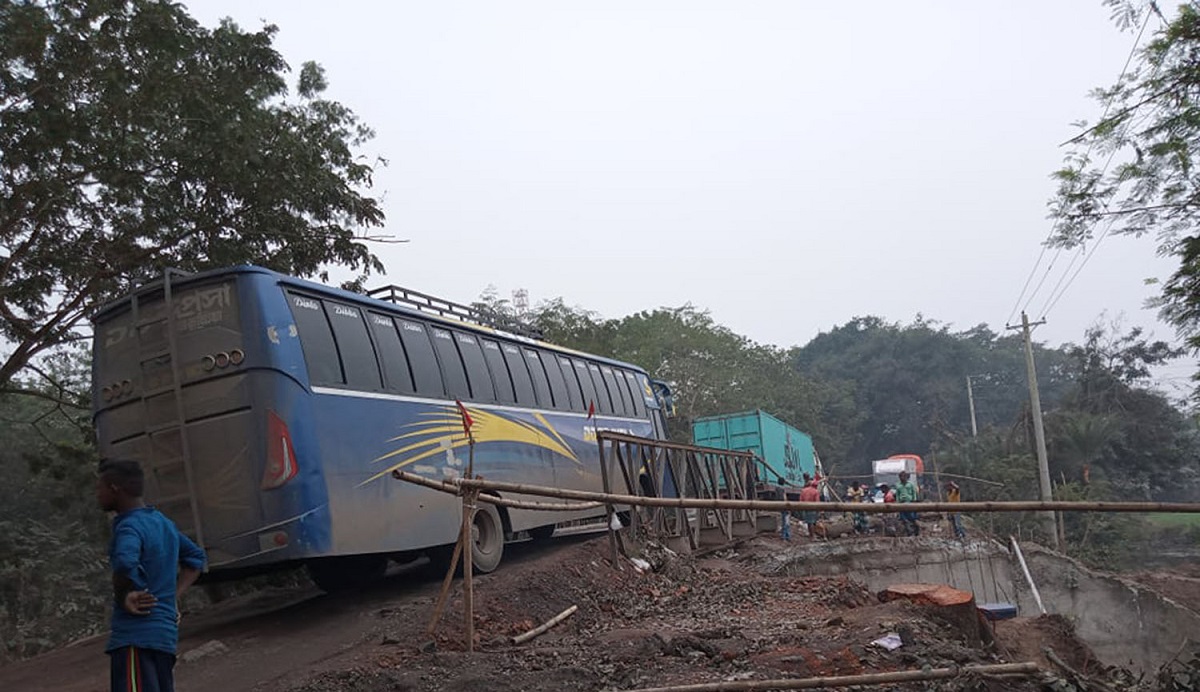 ছালাভরা সেতু: রাত বাড়লেই ভয়াবহ যানজট