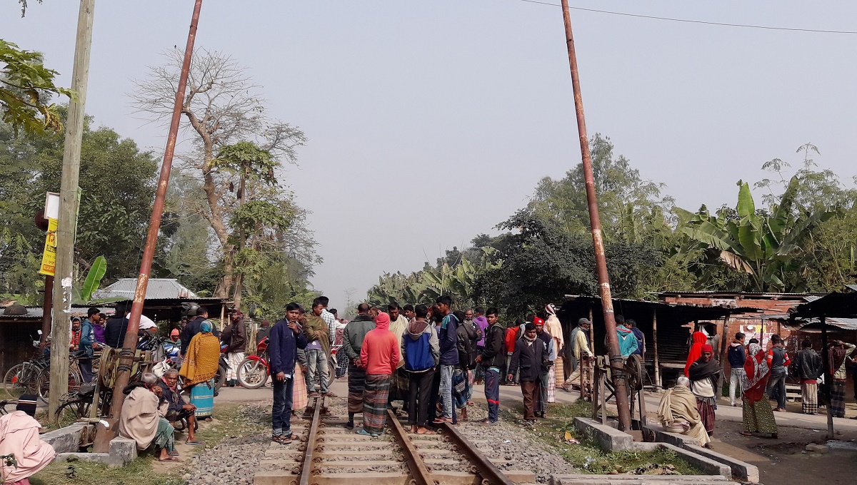 ট্রেনের ধাক্কায় ভ্যান চালক নিহত